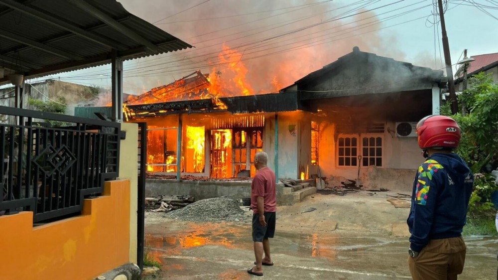 Rumah Kosong Ludes Terbakar,Api Besar Gegerkan Kampung Jawa